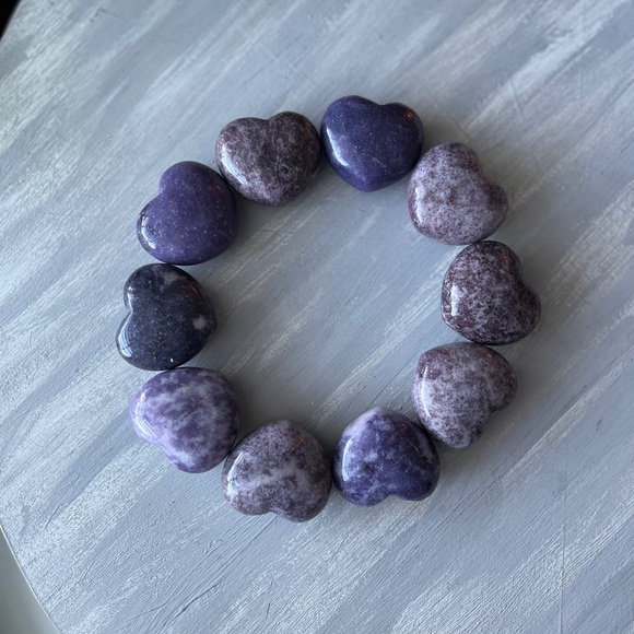 Lepidolite heart - Picture 7 of 7